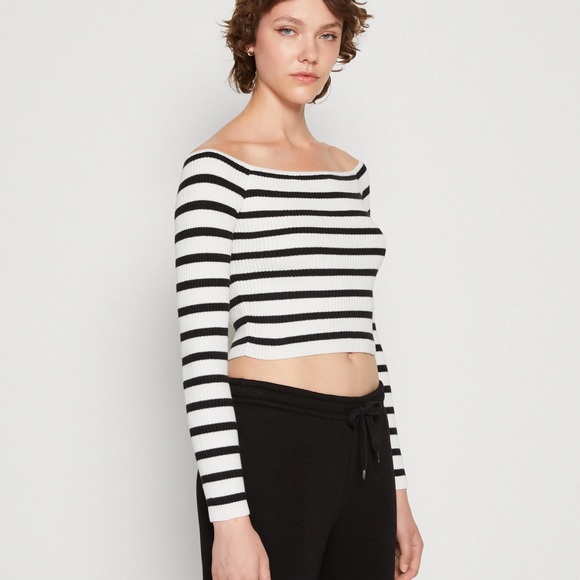 Hollister co off shoulder stripe sweater size L - Picture 3 of 7